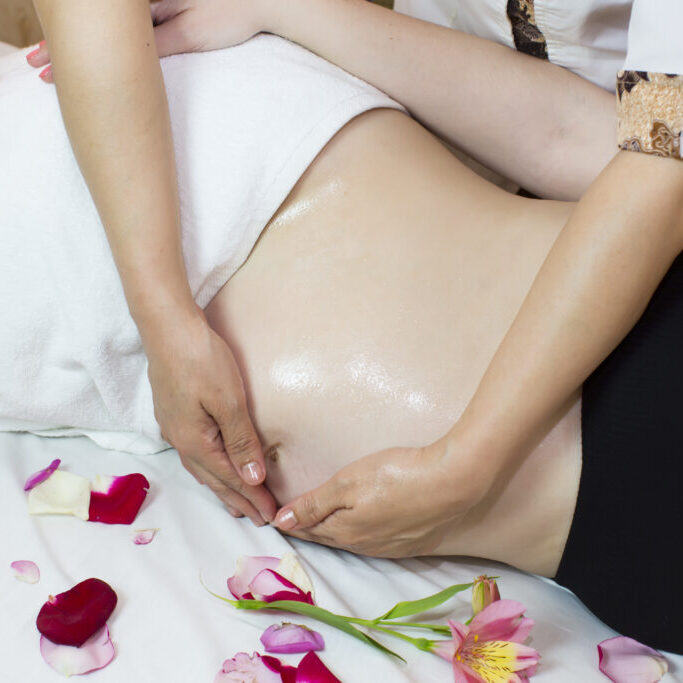 massage pregnant woman